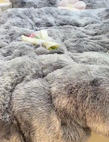 91家纺网 家纺一手货源 找家纺 慕澄家纺 2023新款水貂绒被套盖毯两用毯子 彩虹-浅灰