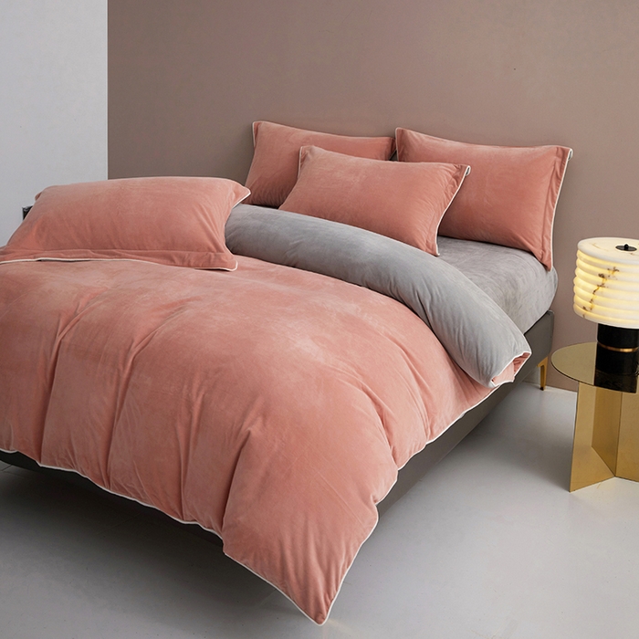 91家纺网 家纺一手货源 找家纺 丝涟2023新款轻奢风高克重230g婴儿绒德肤绒亲肤舒适双拼色埋线款滚绳四件套 豆沙粉+浅灰