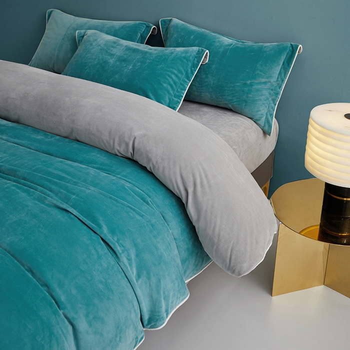 91家纺网 家纺一手货源 找家纺 丝涟2023新款轻奢风高克重230g婴儿绒德肤绒亲肤舒适双拼色埋线款滚绳四件套 湖蓝+浅灰