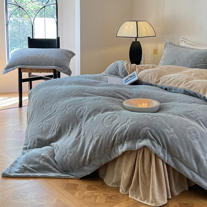 91家纺网 家纺一手货源 找家纺 金麦家纺 2023新款230g高克重牛奶绒雕花四件套 简爱-浅灰