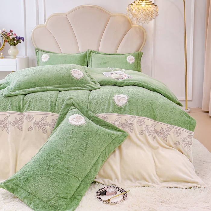 91家纺网 家纺一手货源 找家纺 宜家坊2023新款A类牛奶绒雕花拼接刺绣款四件套-维多利亚（含买家秀） 山茶绿