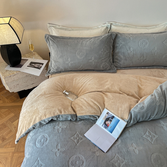 91家纺网 家纺一手货源 找家纺 金麦家纺 2023新款230g高克重牛奶绒雕花四件套 简爱-浅灰