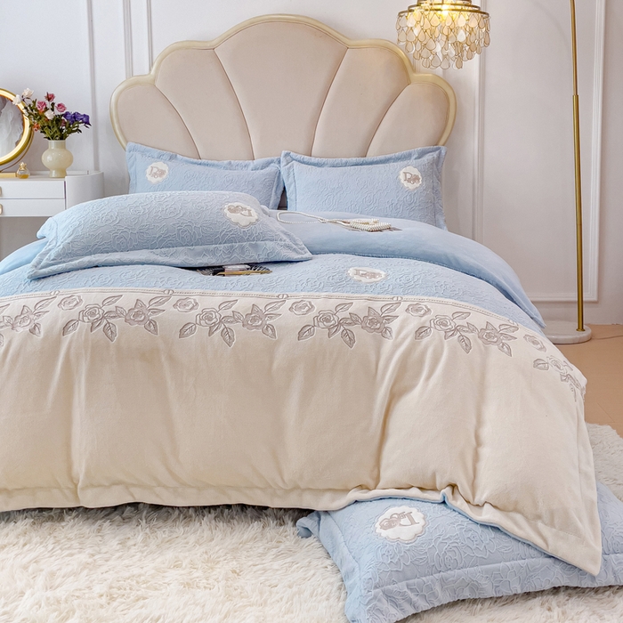 91家纺网 家纺一手货源 找家纺 宜家坊2023新款A类牛奶绒雕花拼接刺绣款四件套-维多利亚（含买家秀） 迷雾蓝