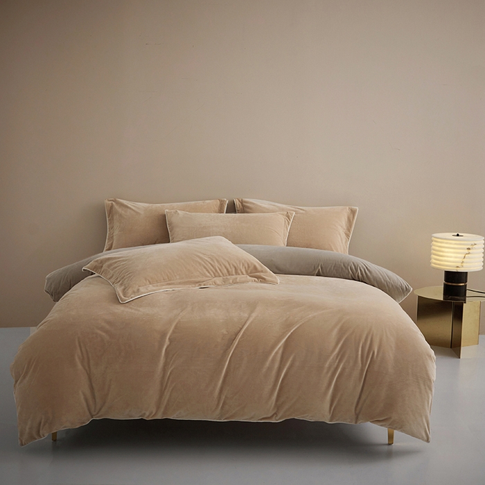 91家纺网 家纺一手货源 找家纺 丝涟2023新款轻奢风高克重230g婴儿绒德肤绒亲肤舒适双拼色埋线款滚绳四件套 浅咖+卡其