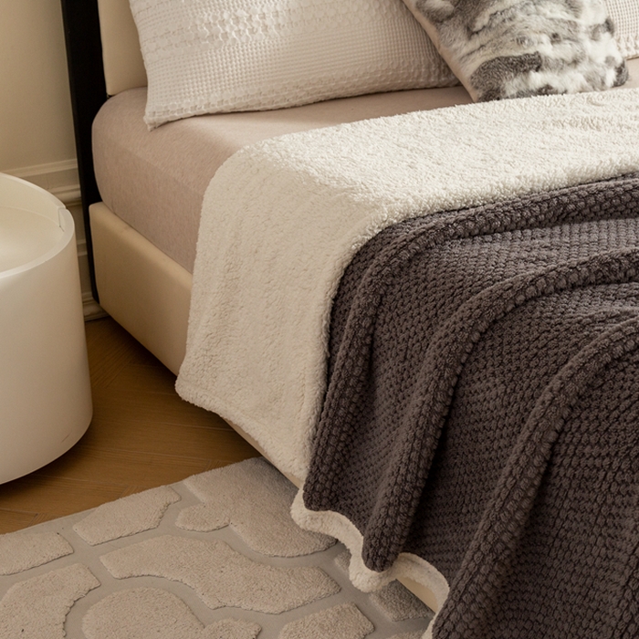 91家纺网 家纺一手货源 找家纺 丝涟家居 2023新款舒适保暖玫瑰绒毛毯 灰