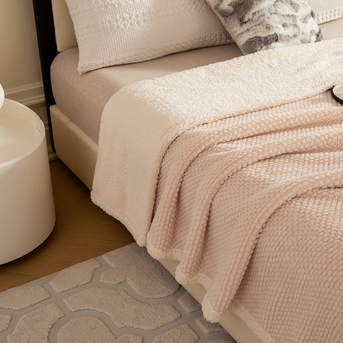 91家纺网 家纺一手货源 找家纺 丝涟家居 2023新款舒适保暖玫瑰绒毛毯 奶白