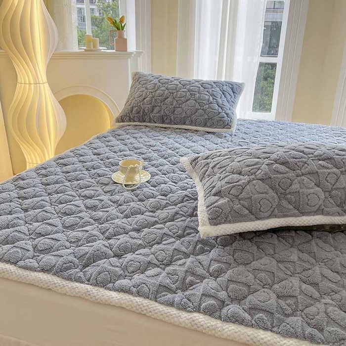 91家纺网 家纺一手货源 找家纺 欧邦 新款爱心款提花塔芙绒夹棉床垫榻榻米薄垫子 床垫-灰蓝