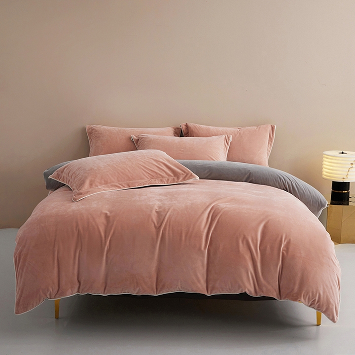 91家纺网 家纺一手货源 找家纺 丝涟2023新款轻奢风高克重230g婴儿绒德肤绒亲肤舒适双拼色埋线款滚绳四件套 粉玉+浅灰