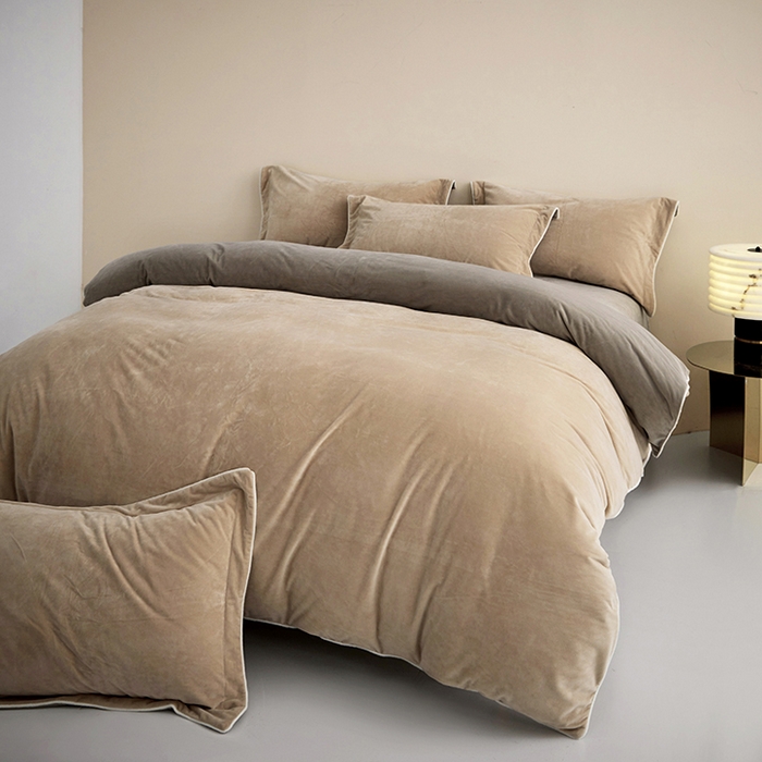 91家纺网 家纺一手货源 找家纺 丝涟2023新款轻奢风高克重230g婴儿绒德肤绒亲肤舒适双拼色埋线款滚绳四件套 浅咖+卡其