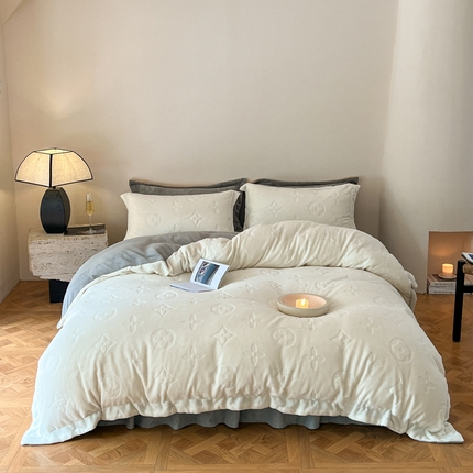 91家纺网 家纺一手货源 找家纺 金麦家纺 2023新款230g高克重牛奶绒雕花四件套 简爱-奶昔白