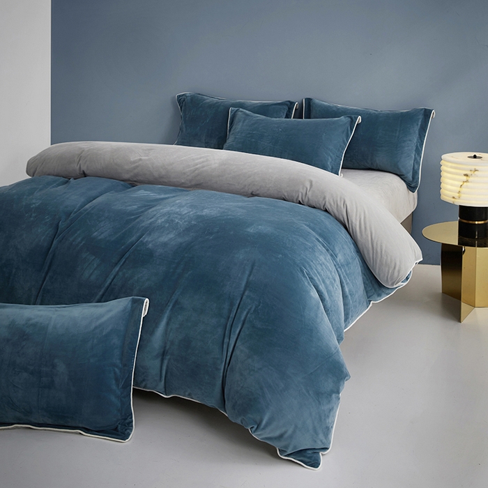 91家纺网 家纺一手货源 找家纺 丝涟2023新款轻奢风高克重230g婴儿绒德肤绒亲肤舒适双拼色埋线款滚绳四件套 星空蓝+浅灰