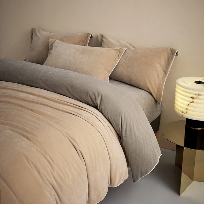 91家纺网 家纺一手货源 找家纺 丝涟2023新款轻奢风高克重230g婴儿绒德肤绒亲肤舒适双拼色埋线款滚绳四件套 浅咖+卡其