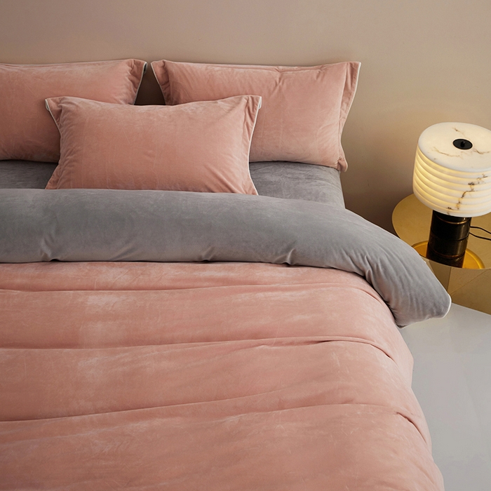 91家纺网 家纺一手货源 找家纺 丝涟2023新款轻奢风高克重230g婴儿绒德肤绒亲肤舒适双拼色埋线款滚绳四件套 粉玉+浅灰