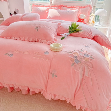 91家纺网 家纺一手货源 找家纺 包小包 2023新款牛奶绒玫瑰刺绣四件套（提供买家秀） 玫瑰浅粉