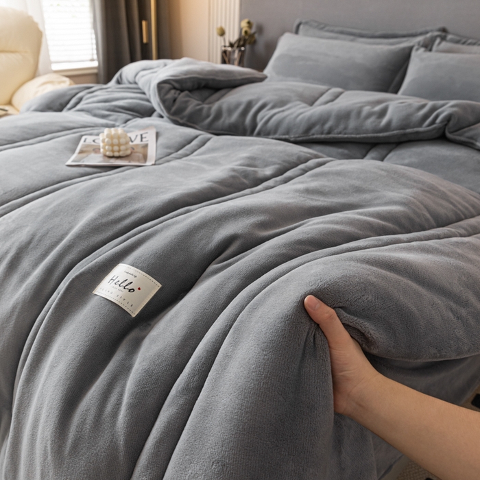 91家纺网 家纺一手货源 找家纺 暖芯家纺 2025新款牛奶绒加厚冬被被子被芯春秋被 浅灰