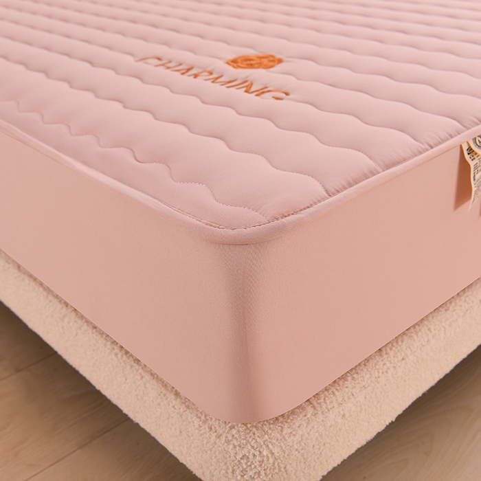 91家纺网 家纺一手货源 找家纺 X猫先生小香风A类原棉刺绣大豆纤维夹棉床笠纯色床罩保护罩小香风-莱因粉