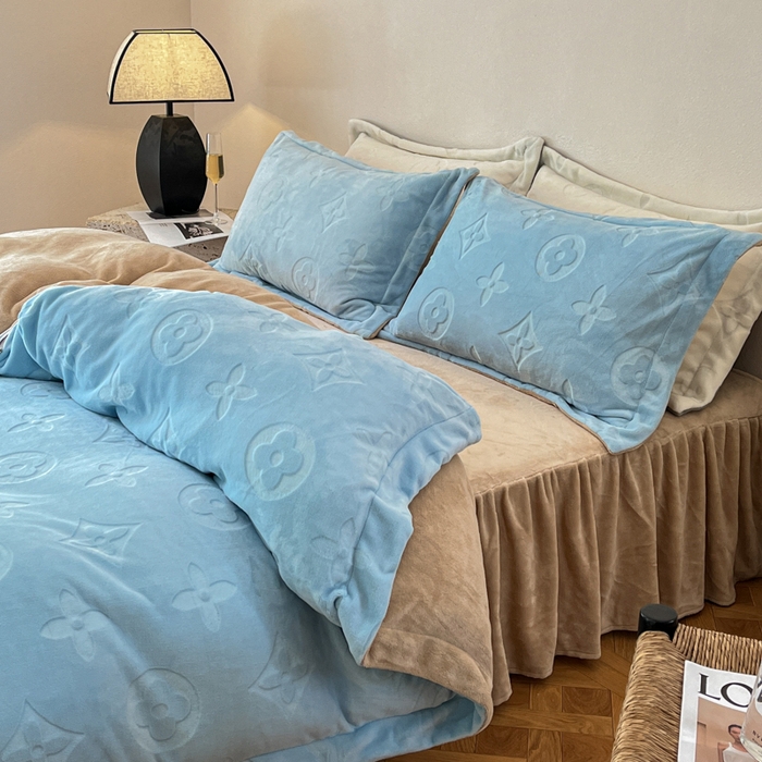 91家纺网 家纺一手货源 找家纺 金麦家纺 2023新款230g高克重牛奶绒雕花四件套 简爱-天空兰