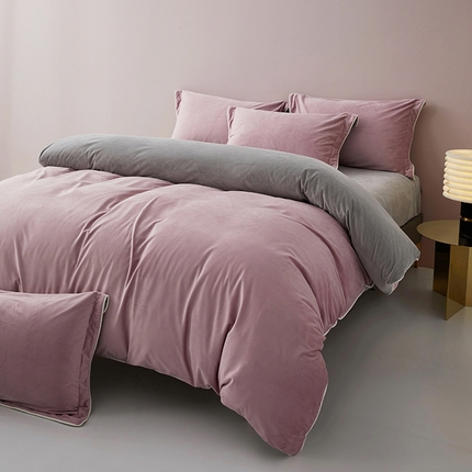 91家纺网 家纺一手货源 找家纺 丝涟2023新款轻奢风高克重230g婴儿绒德肤绒亲肤舒适双拼色埋线款滚绳四件套 烟紫+浅灰