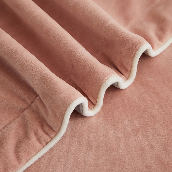 91家纺网 家纺一手货源 找家纺 丝涟2023新款轻奢风高克重230g婴儿绒德肤绒亲肤舒适双拼色埋线款滚绳四件套 粉玉+浅灰