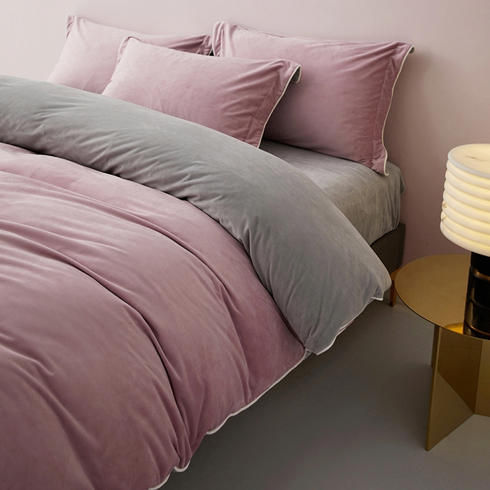 91家纺网 家纺一手货源 找家纺 丝涟2023新款轻奢风高克重230g婴儿绒德肤绒亲肤舒适双拼色埋线款滚绳四件套 烟紫+浅灰