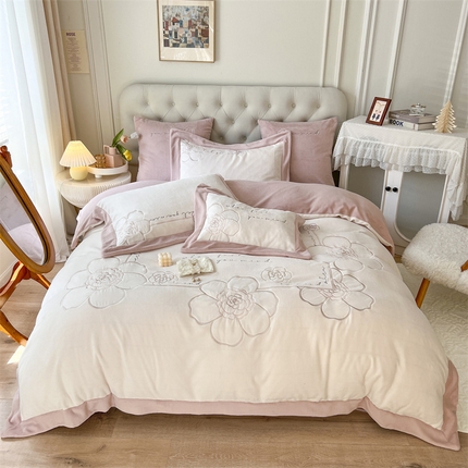 91家纺网 家纺一手货源 找家纺 （总）佰亿莱 2024新款牛奶绒刺绣四件套-卡妮娜