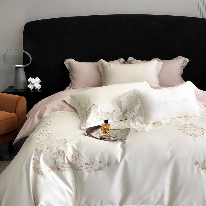 91家纺网 家纺一手货源 找家纺 馨蕊家居 2023新款100支CR工艺全棉四件套-棉卡洛琳 卡洛琳-粉白