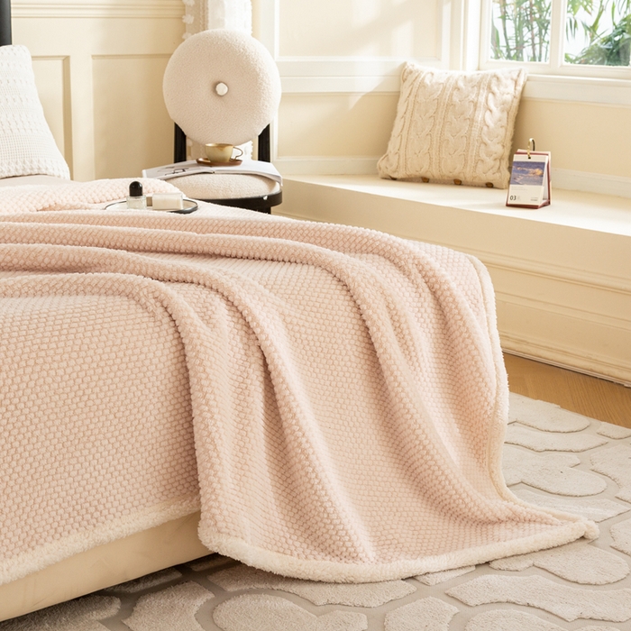 91家纺网 家纺一手货源 找家纺 丝涟家居 2023新款舒适保暖玫瑰绒毛毯 奶白