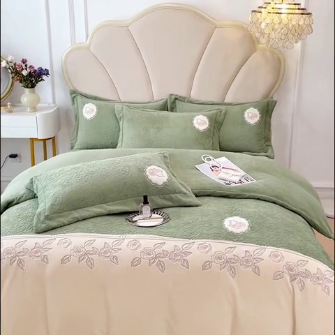 91家纺网 家纺一手货源 找家纺 宜家坊2023新款A类牛奶绒雕花拼接刺绣款四件套-维多利亚（含买家秀） 山茶绿