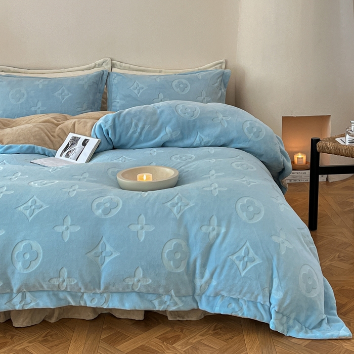 91家纺网 家纺一手货源 找家纺 金麦家纺 2023新款230g高克重牛奶绒雕花四件套 简爱-天空兰