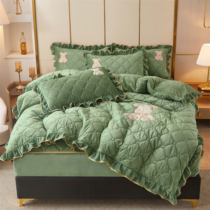 91家纺网 家纺一手货源 找家纺 屹成 2024新款水晶绒夹棉床笠款四件套贴布绣款-小熊款 橄榄緑