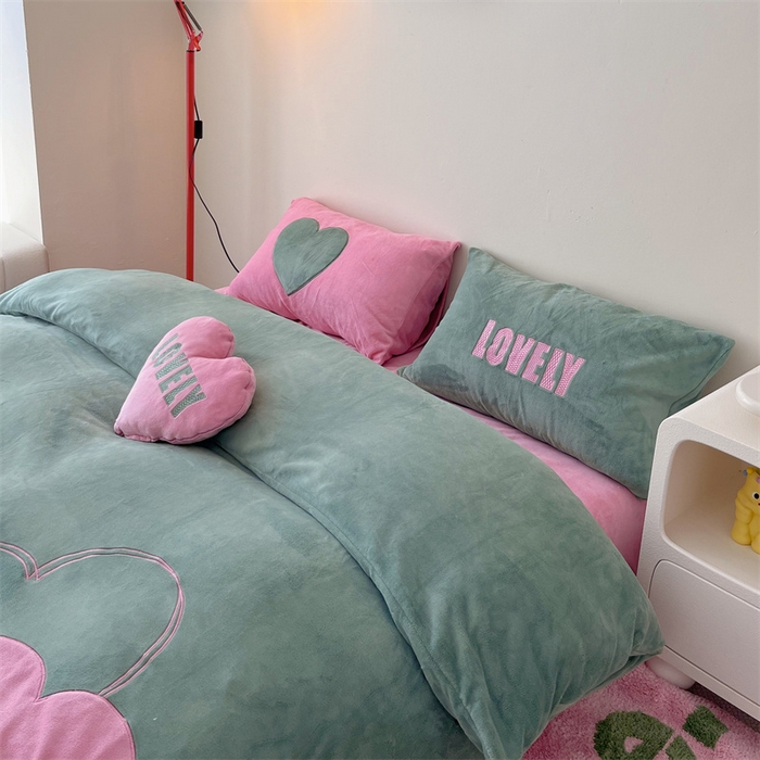 91家纺网 家纺一手货源 找家纺 星野 2023秋冬高克重牛奶绒贴布绣多巴胺系列四件套 小甜甜