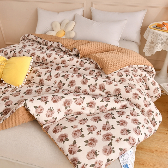 91家纺网 家纺一手货源 找家纺 牛魔王家居 2023新款A类针织棉豆豆被子抗菌纤维被芯冬被 复古玫瑰