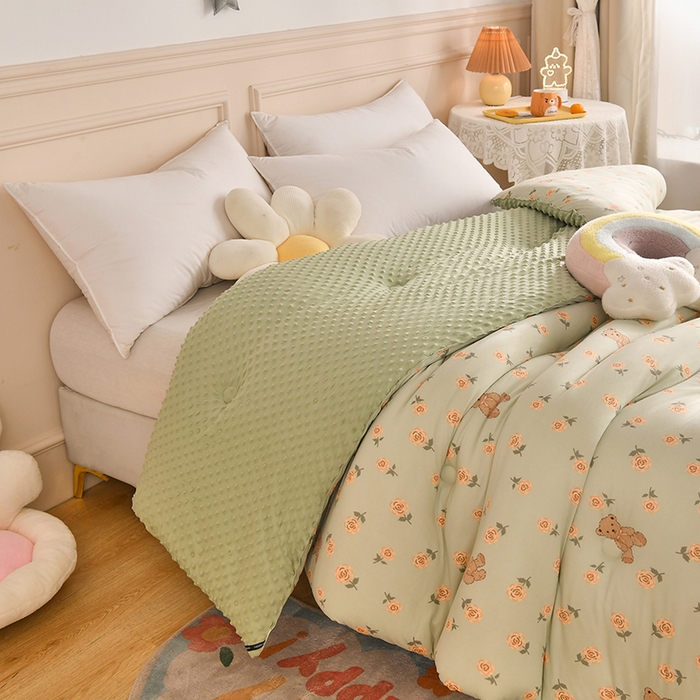 91家纺网 家纺一手货源 找家纺 牛魔王家居 2023新款A类针织棉豆豆被子抗菌纤维被芯冬被 玫瑰熊