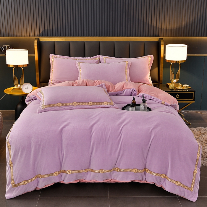 91家纺网 家纺一手货源 找家纺 （包含买家秀）2023新款高克重牛奶绒纯色双拼刺绣四件套珊瑚绒 凯迪系列 凯迪-香芋紫+蜜粉