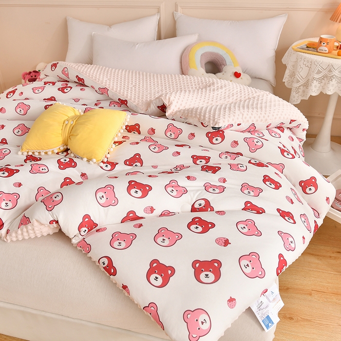 91家纺网 家纺一手货源 找家纺 牛魔王家居 2023新款A类针织棉豆豆被子抗菌纤维被芯冬被 草莓小熊