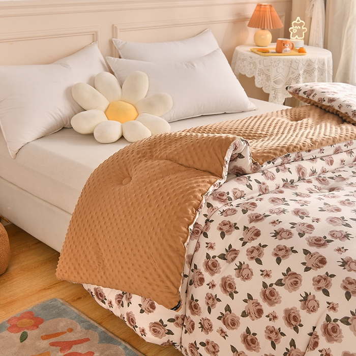 91家纺网 家纺一手货源 找家纺 牛魔王家居 2023新款A类针织棉豆豆被子抗菌纤维被芯冬被 复古玫瑰