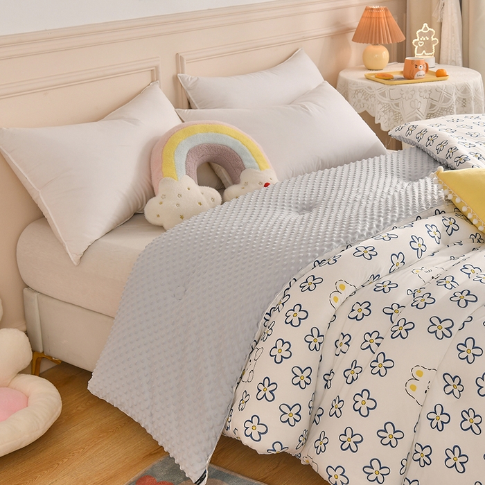 91家纺网 家纺一手货源 找家纺 牛魔王家居 2023新款A类针织棉豆豆被子抗菌纤维被芯冬被 花花兔