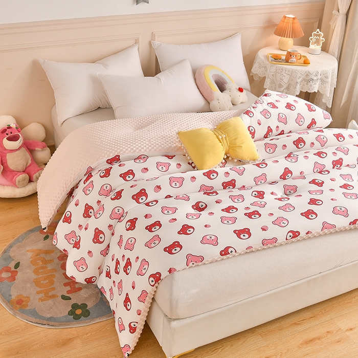 91家纺网 家纺一手货源 找家纺 牛魔王家居 2023新款A类针织棉豆豆被子抗菌纤维被芯冬被 草莓小熊