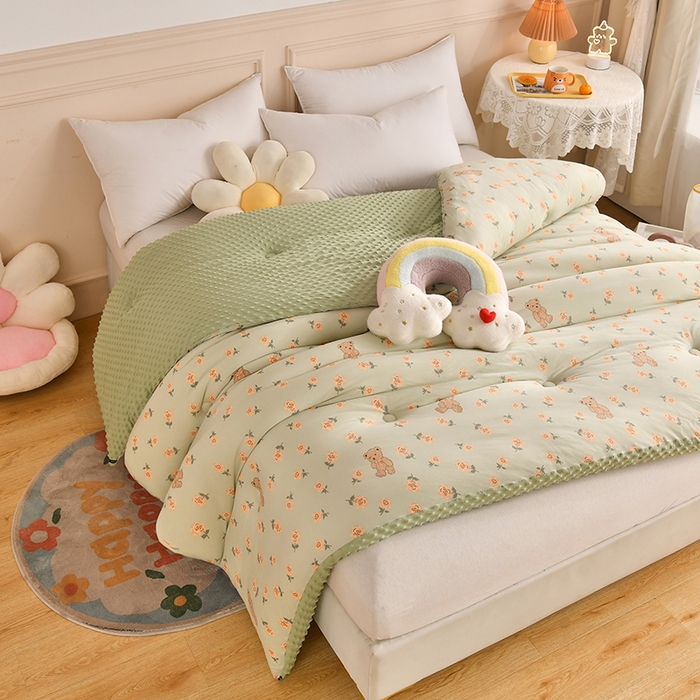 91家纺网 家纺一手货源 找家纺 牛魔王家居 2023新款A类针织棉豆豆被子抗菌纤维被芯冬被 玫瑰熊