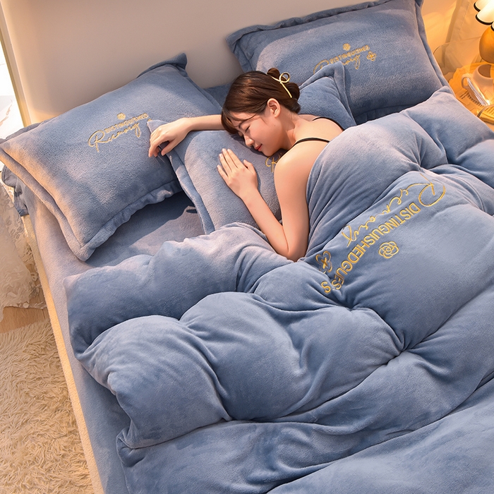 91家纺网 家纺一手货源 找家纺 简爱家纺2025新款保暖MISS款法莱绒刺绣四件套伯爵蓝