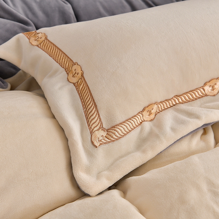 91家纺网 家纺一手货源 找家纺 云家 （包含买家秀）2023新款高克重牛奶绒纯色双拼刺绣四件套珊瑚绒 凯迪系列 凯迪-奶昔白+高级灰