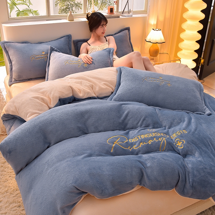 91家纺网 家纺一手货源 找家纺 简爱家纺2025新款保暖MISS款法莱绒刺绣四件套伯爵蓝奶白