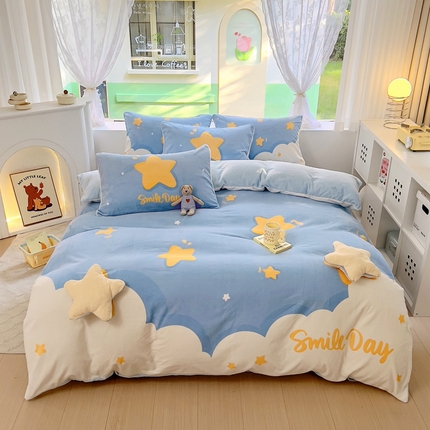 91家纺网 家纺一手货源 找家纺 （总）川悦生活 2023新款大版牛奶绒卡通玩偶脚工艺款四件套