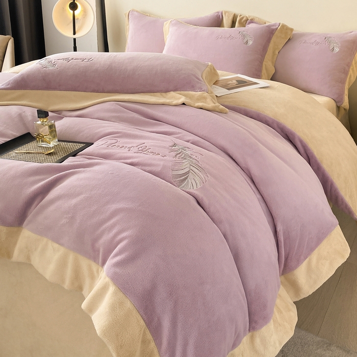 91家纺网 家纺一手货源 找家纺 露梦家纺 2025新款加厚保暖牛奶绒刺绣款四件套-轻羽（风格二） 轻羽-风信紫