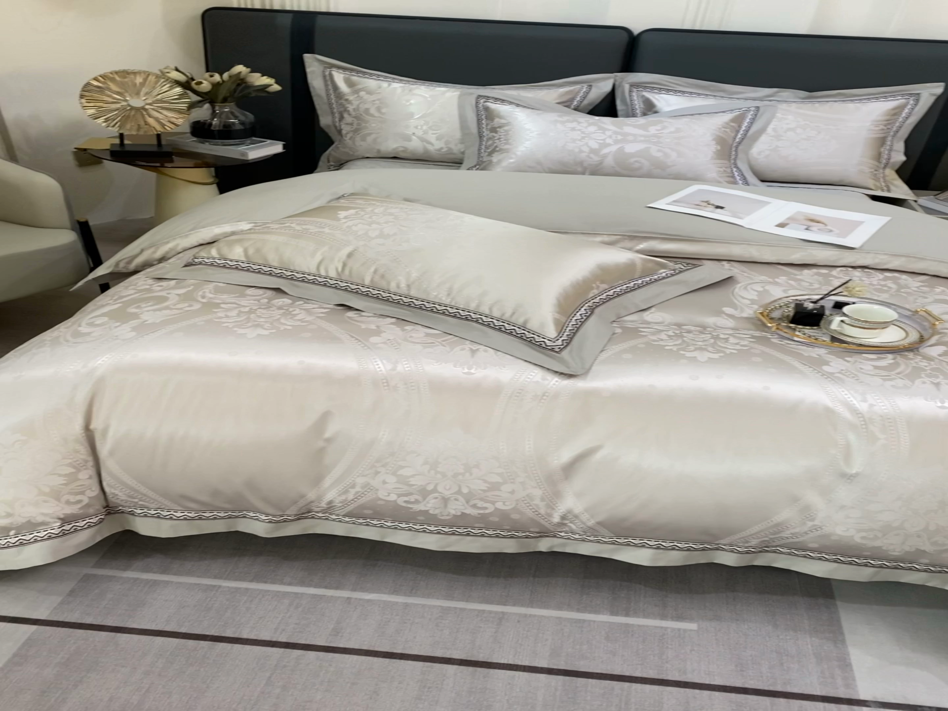 91家纺网 家纺一手货源 找家纺 小时代家纺 2023新款纯棉贡缎提花夹棉床盖四件套 罗尔卡曼