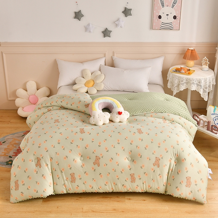 91家纺网 家纺一手货源 找家纺 牛魔王家居 2023新款A类针织棉豆豆被子抗菌纤维被芯冬被 玫瑰熊