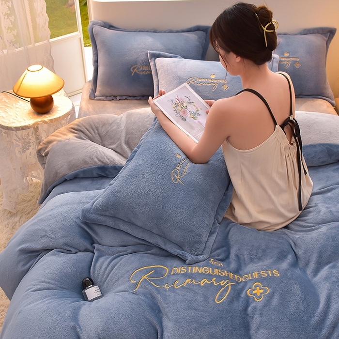 91家纺网 家纺一手货源 找家纺 简爱家纺2025新款保暖MISS款法莱绒刺绣四件套伯爵蓝灰