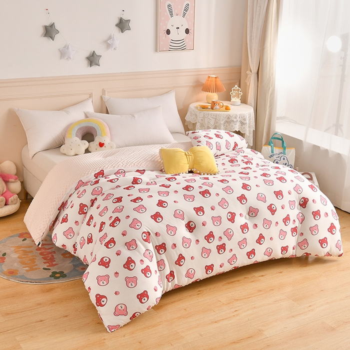 91家纺网 家纺一手货源 找家纺 牛魔王家居 2023新款A类针织棉豆豆被子抗菌纤维被芯冬被 草莓小熊