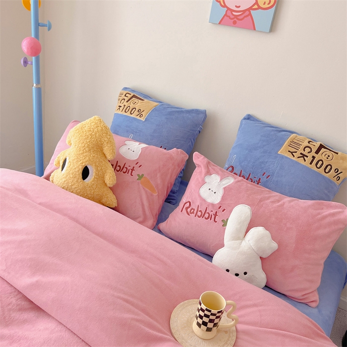 91家纺网 家纺一手货源 找家纺 星野 2023秋冬高克重牛奶绒贴布绣多巴胺系列四件套 萌兜兜