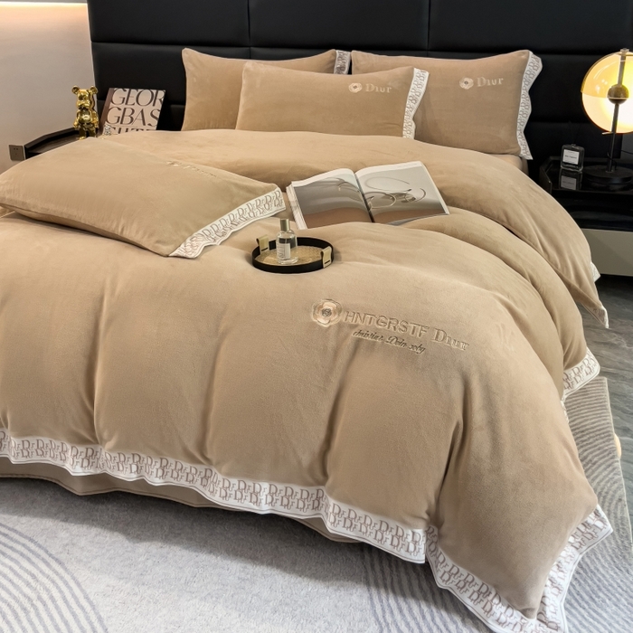 91家纺网 家纺一手货源 找家纺 露梦家纺 2025新款高克重牛奶绒刺绣四件套-简素（风格二） 简素-奶咖色